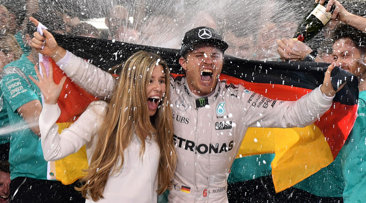 Rosberg feleségével, ­­Vi­­­­­­­­vian­­­nal ünnepelte a világbajnoki címét /Fotó: AFP