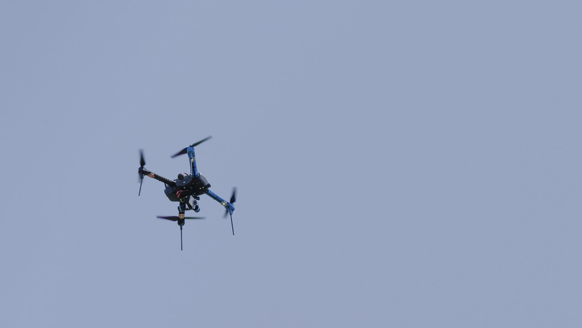 Po incydencie z udziałem drona, do jakiego doszło na warszawskim lotnisku, Okęcie pracuje nad systemem, który ma zagłuszyć sterowanie urządzeniami, które wlatują w strefę portu albo samolotów - informuje RMF FM. Blokowana ma być częstotliwość, dzięki której operatorzy sterują dronami.