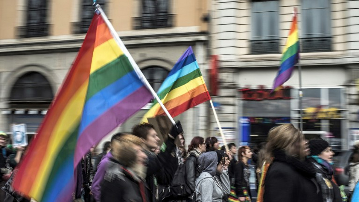 Tysiące antygejowskich demonstrantów okupowały centrum Tbilisi, udaremniając przeprowadzenie wiecu homoseksualistów z okazji międzynarodowego dnia przeciwko homofobii. Wśród przeciwników wiecu byli prawosławni duchowni.