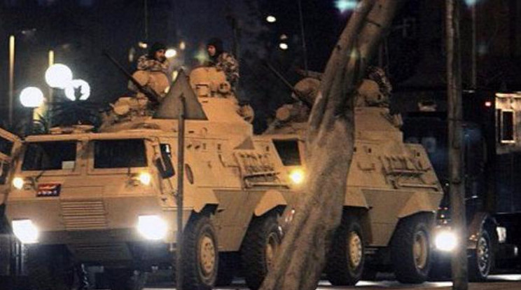 Hidegvérrel lemészároltak 15 fegyvertelen civil tüntetőt a puccspárti katonák / Fotó: Twitter