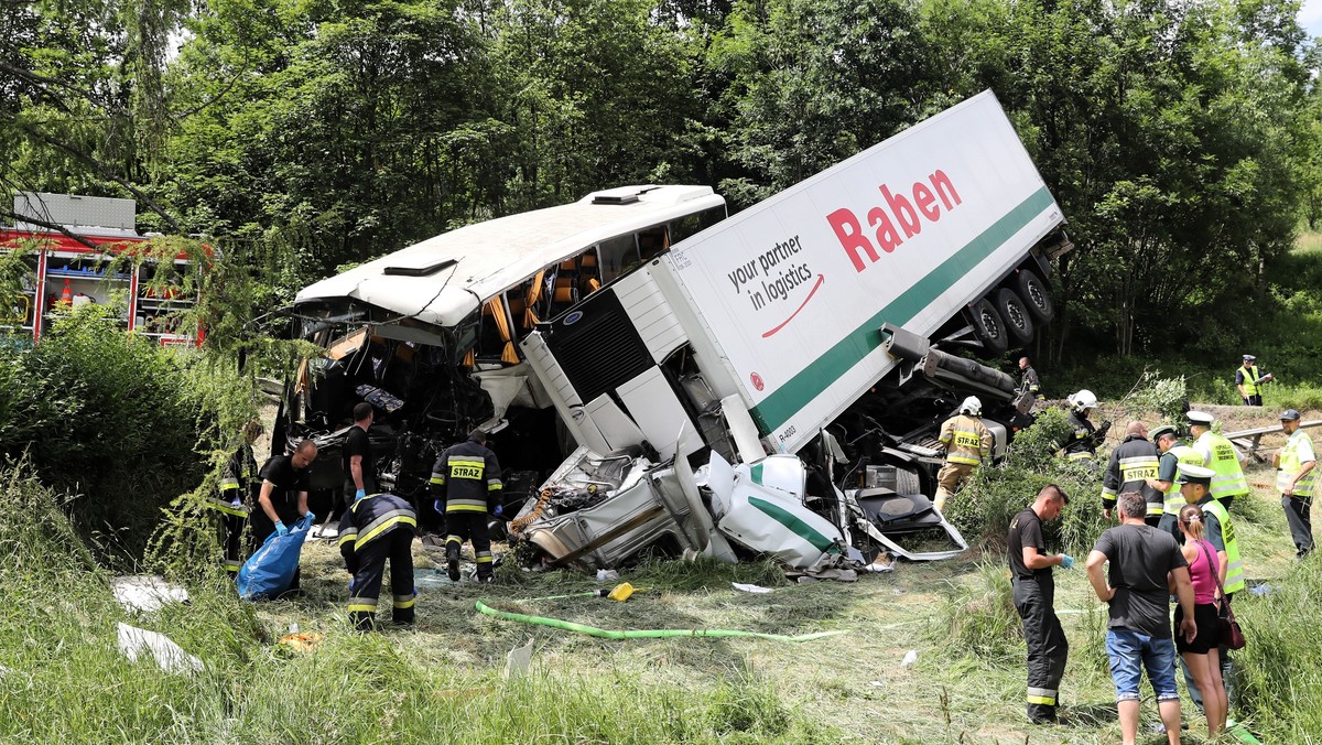 Prokuratura Rejonowa w Myślenicach wszczęła dziś śledztwo w sprawie wypadku autokaru przewożącego dzieci na zakopiance. Jest ono prowadzone pod kątem nieumyślnego spowodowania katastrofy w ruchu lądowym – powiedziała zastępca prokuratora rejonowego Beata Florkow.