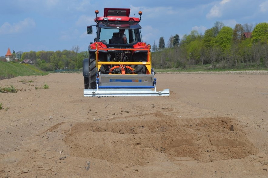 Sulejowskie plaże w trakcie czyszczenia - w procesie pomaga włoska maszyna