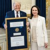 Donald Tramp i Marija Korina Mačado, nakon što mu je predala svoju Nobelovu nagradu za mir