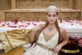 Szerep egy amerikai sikerfilmben: Palvin Barbara 2014-ben a Hercules című történelmi filmben tűnt fel. A produkciót Brett Ratner rendezte, és Dwayne Johnson játszotta a főszereplőt. Bár Barbi nem volt kiemelt szereplő, a szépsége és kisugárzása sokak figyelmét felkeltette. A film forgatása során a magyar modell első ízben kóstolt bele a hollywoodi filmvilágba, ami még fényesebbé tette karrierjét a divaton túl. 