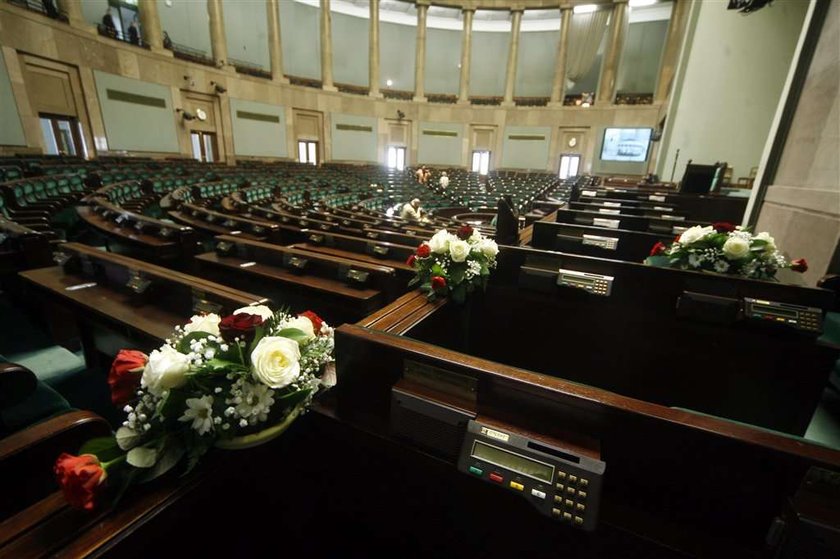 Wiązanki na miejscach zmarłych posłów