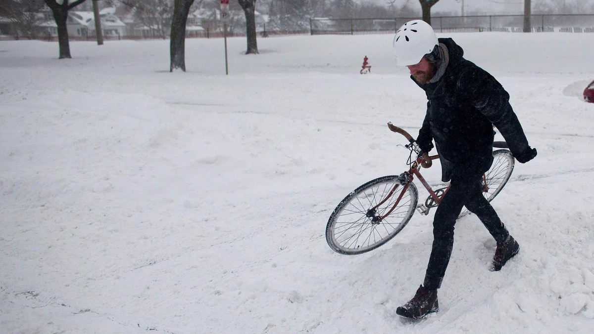 Śluzy ułatwiające ruch rowerzystów na skrzyżowaniach, nowe definicje roweru i wózka rowerowego, zasada, że rowerzysta jadący prosto ścieżką rowerową ma pierwszeństwo przed skręcającym samochodem - to zmiany w prawie o ruchu drogowym uchwalone przez Sejm.