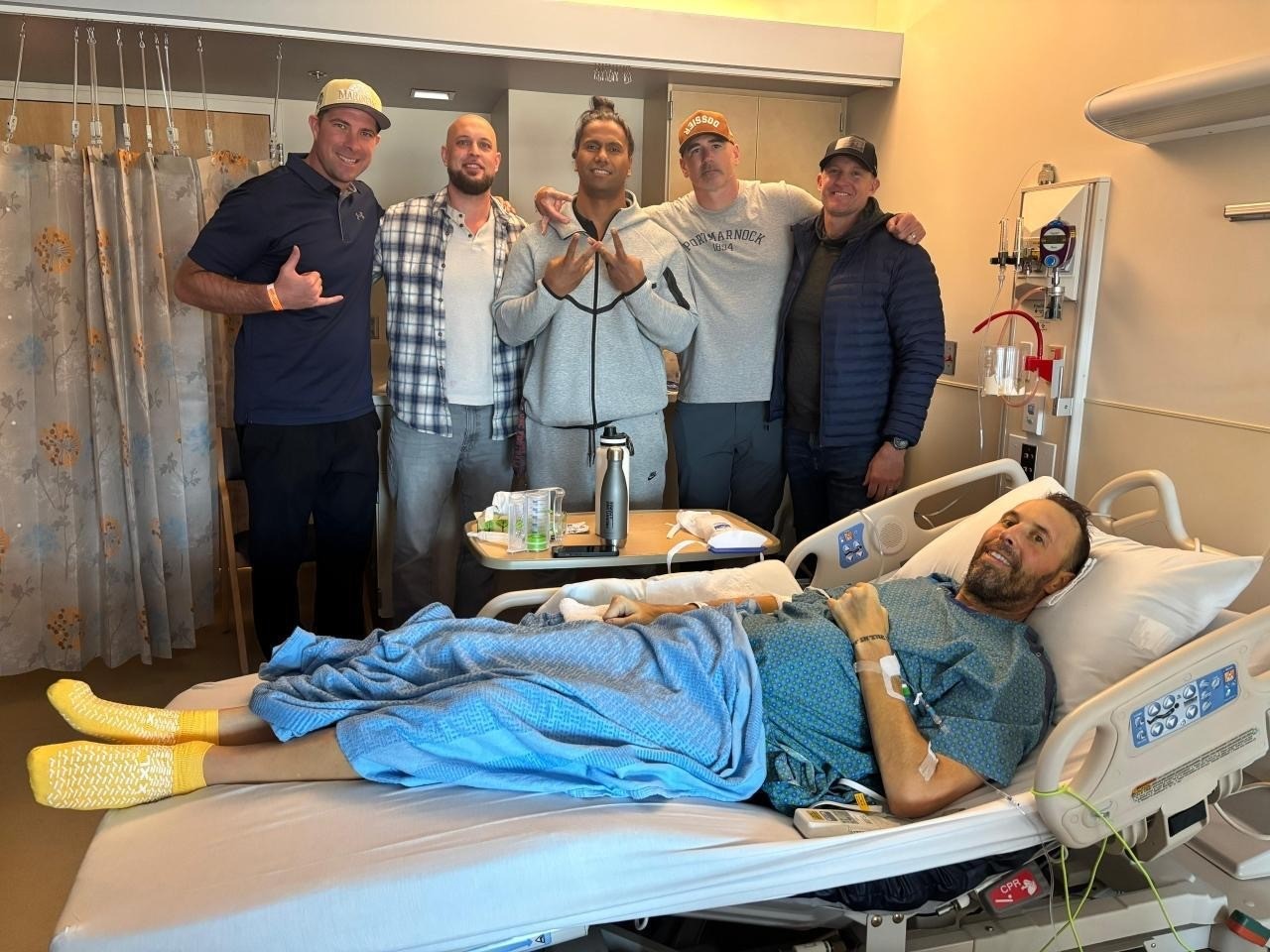 Danielovi priatelia a spoluhráči.