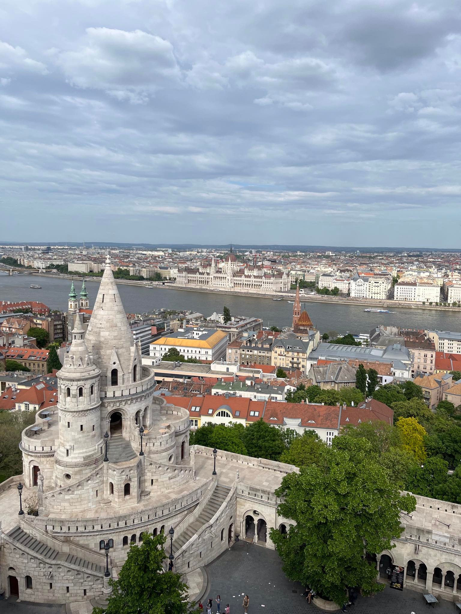 Z baru mali úchvatný výhľad na Budapešť.