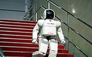 Robot ASIMO gospodarzem na stoisku Hondy