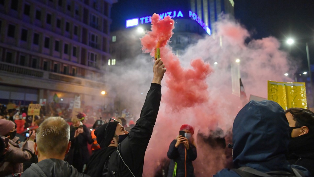 Ogólnopolski Strajk Kobiet. Protest pod siedzibą TVP w Warszawie.