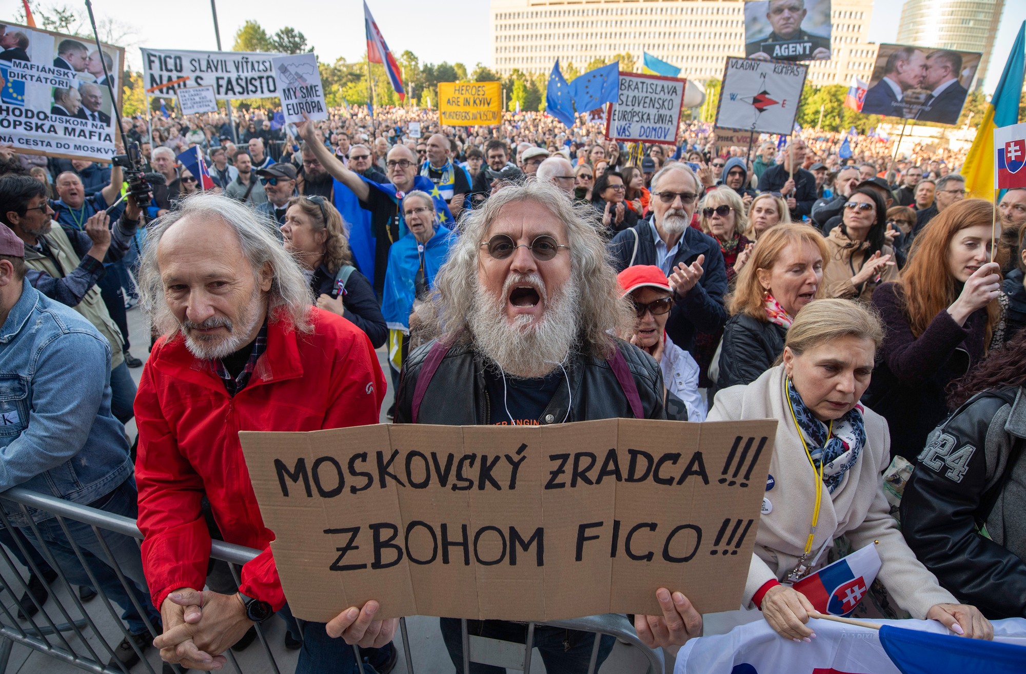 Protestné zhromaždenie Slovensko je Európa 9. mája 2025 na Námestí Slobody v Bratislave.