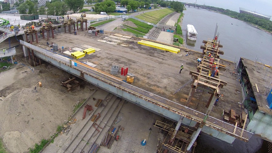 Operacja opuszczania przęsła mostu Łazienkowskiego <br><br>fot.  (cat) PAP/Darek Radzimierski