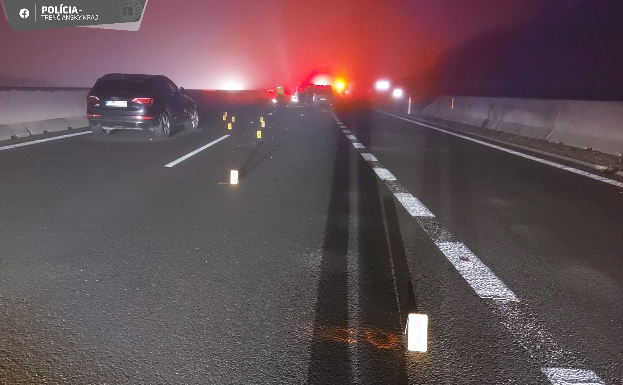 Na diaľnici D1 došlo k hromadnej dopravnej nehode 3 osobných motorových vozidiel a mikrobusu.