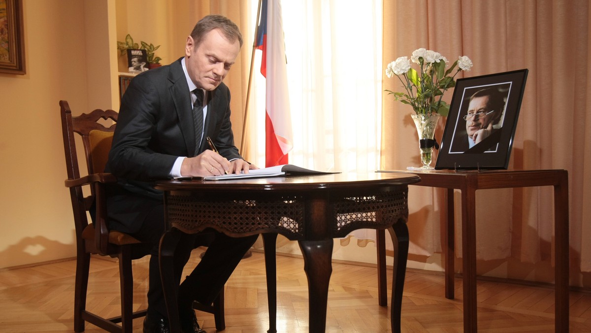 Premier Donald Tusk wpisał się dzisiaj do księgi kondolencyjnej w ambasadzie Czech w Warszawie po śmierci b. prezydenta Vaclava Havla. - W Polsce żegnamy go jak naszego bohatera narodowego - powiedział dziennikarzom szef rządu.