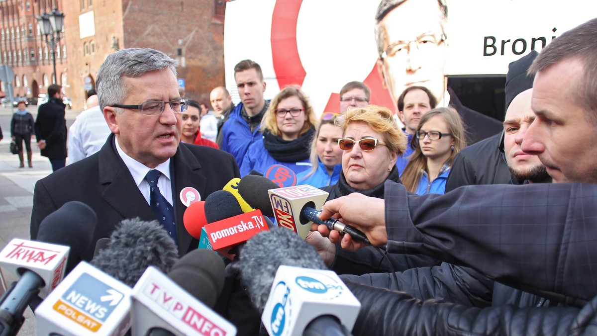 Ubiegający się o reelekcję prezydent Bronisław Komorowski ocenił, że prowadzona przez państwo polityka prorodzinna jest najlepsza w historii Polski. Wymienił m.in. wprowadzenie Karty Dużej Rodziny. Dobry klimat dla rodziny będzie się rozwijał - zapewnił. Podczas spotkania z mieszkańcami Kwidzyna doszło do incydentu. Pod koniec przemówienia kilkuosobowa grupa młodych ludzi zaczęła skandować m.in. "gdzie jest Szogun?" - Słychać tę grupkę, którzy krzyczą, którzy się awanturują, którzy chcą być przeciw - proszę bardzo: mają do tego prawo. To jest świetna ilustracja tego, między kim będziecie państwo wybierali - komentował Komorowski.