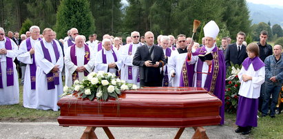Tłumy duchownych na pogrzebie biskupa-pedofila