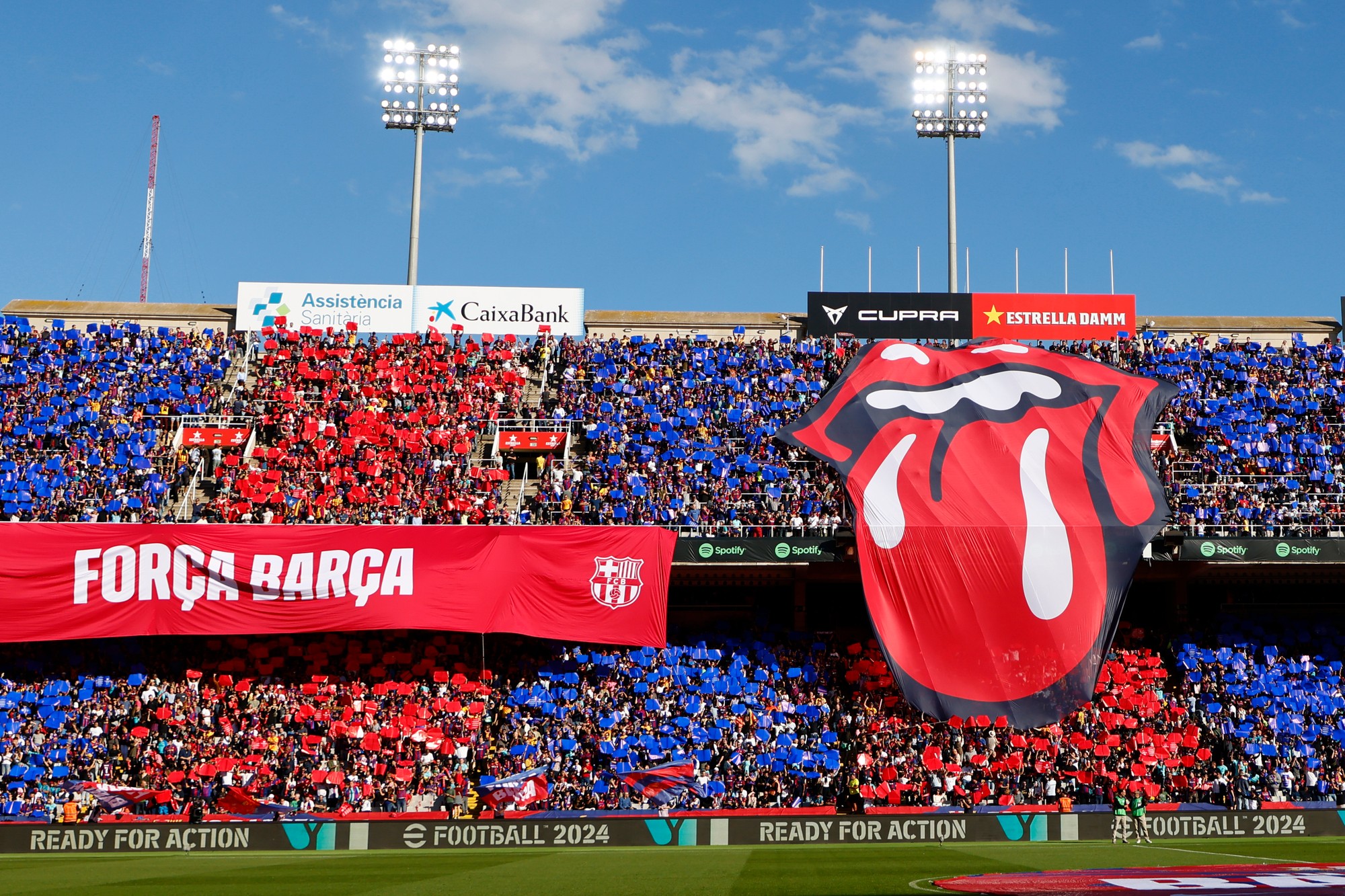 Veľké logo britskej rockovej skupiny The Rolling Stones na tribúne počas zápasu 11. kola španielskej La Ligy FC Barcelona - Real Madrid.