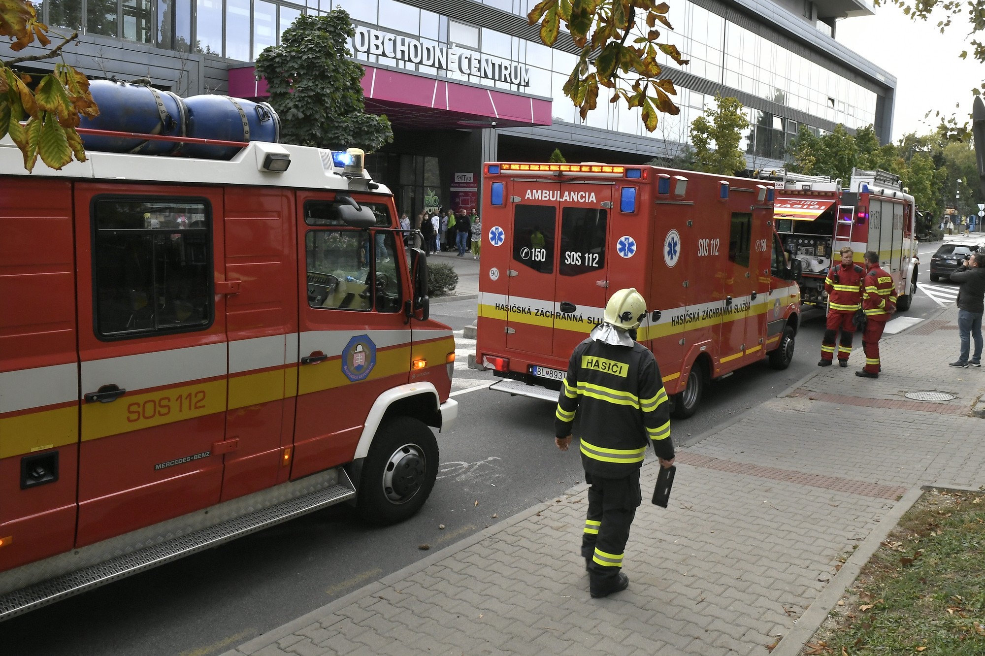 Hasiči v utorok popoludní zasahovali pri požiari klimatizačnej jednotky v jednej z prevádzok v obchodnom centre na Nevädzovej ulici v bratislavskom Ružinove.