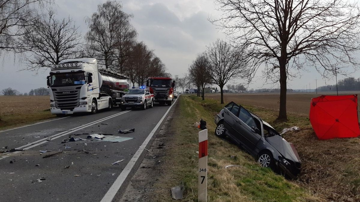 Dolny Śląsk. Wypadek. Młody kierowca nie żyje, a pasażerka walczy o życie