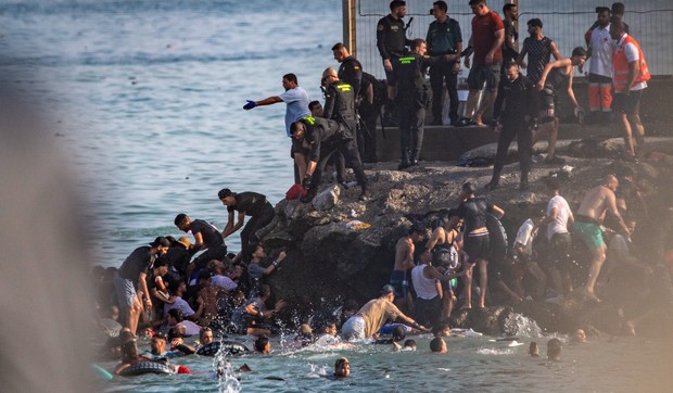 Migranti pokušavaju da pređu iz Maroka u špansku enklavu Seutu, Španija digla vojsku
