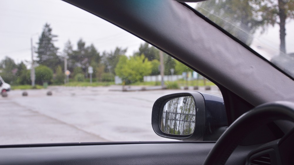 Infračervená kamera systému ADDW umiestnená na stĺpiku riadenia sleduje pohľad vodiča v reálnom čase a rozlišuje tri zóny pozornosti.