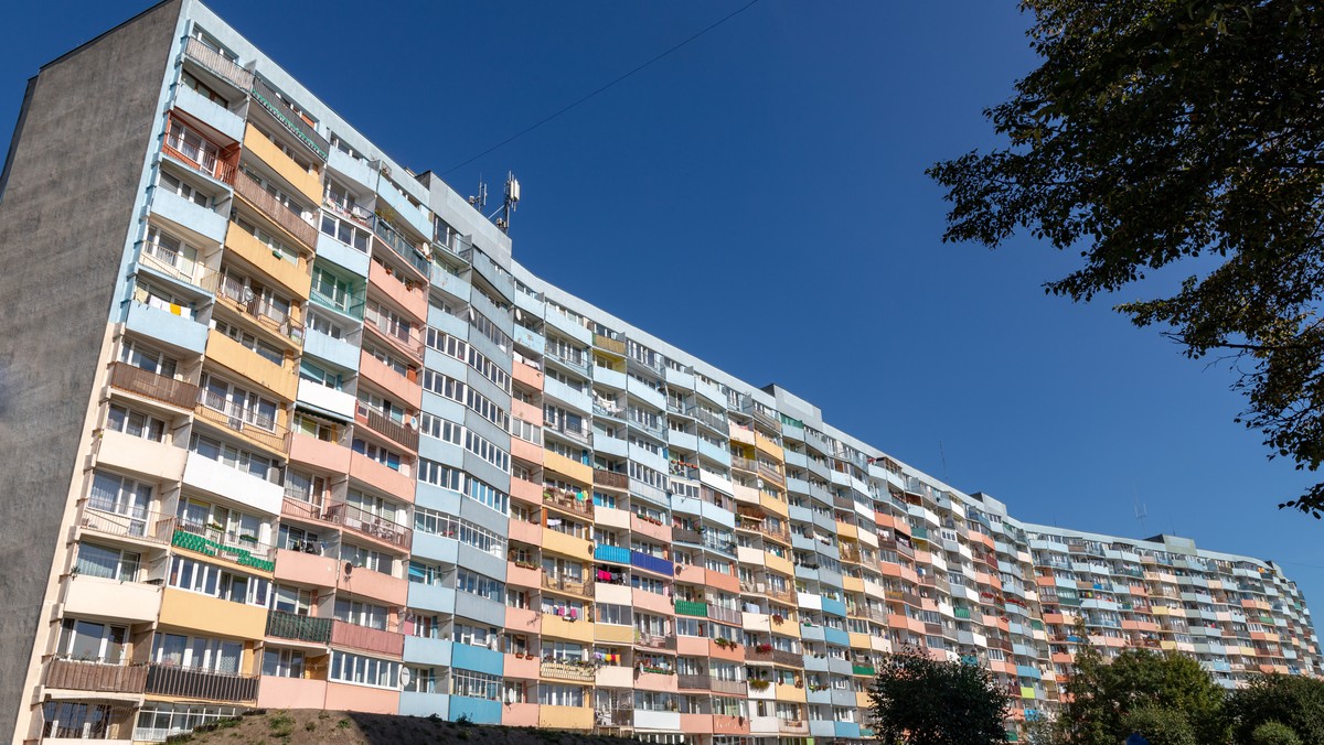 Gdańsk: Podczas małżeńskiej kłótni wyrzuciła przez balkon 200 tys. zł