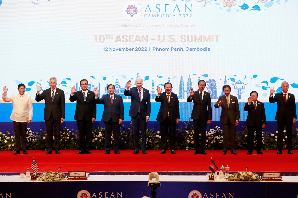 12 listopada 2022 r. Phnom Penh, Kambodża, Ferdinand Romualdez Marcos Jr., Lee Hsien Loong, Prayuth Chan-ocha, Pham Minh Chinh, Joe Biden, Hun Sen, Joko Widodo, Hassanal Bolkiah, Phankham Viphavanh i Azhar Azizan Harun