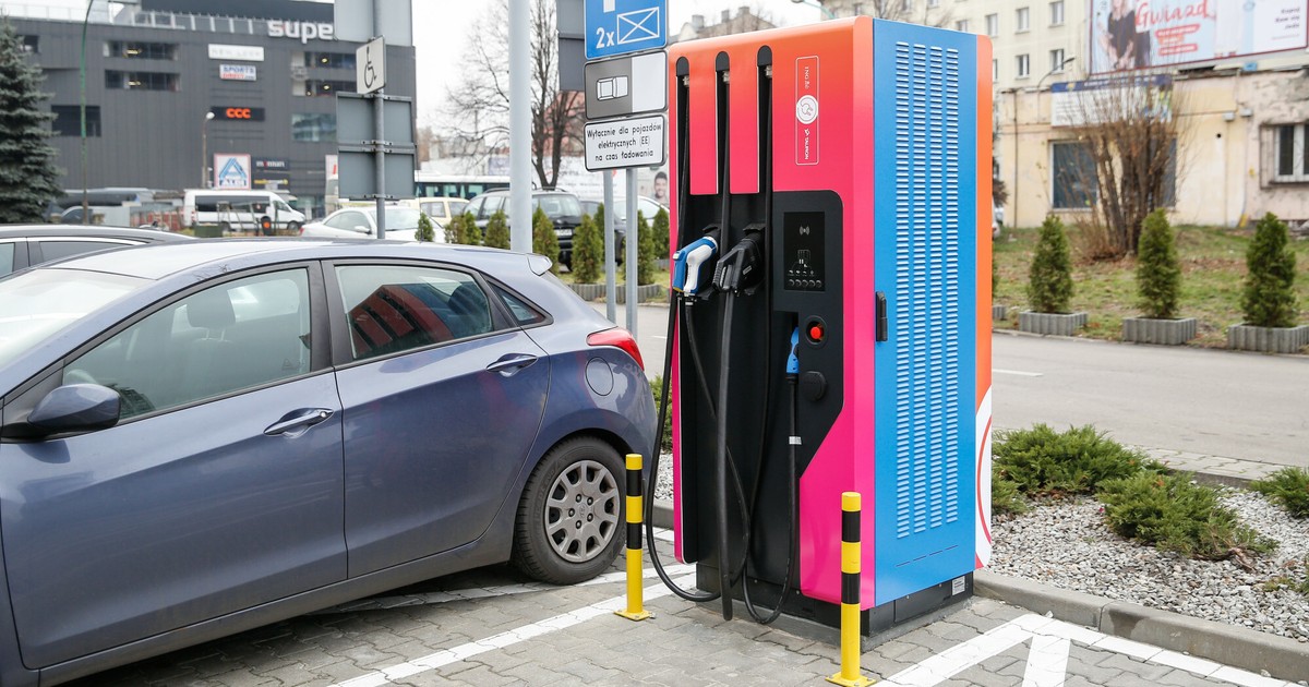 Un boom en el mercado de los coches eléctricos.  Los expertos han determinado la fecha.