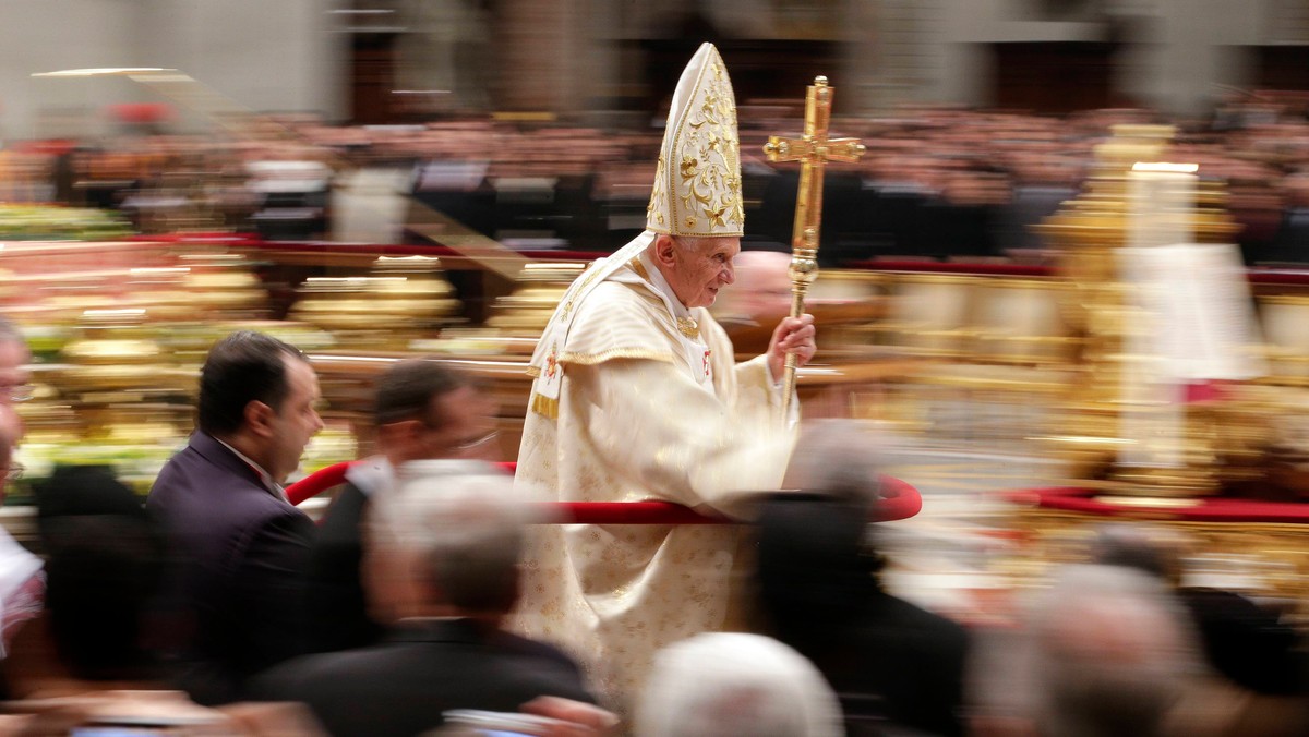 Podczas pasterki w bazylice św. Piotra Benedykt XVI powiedział, że tam, gdzie zapomina się o Bogu, nie ma także pokoju. Papież przyznał, że w historii doszło do "nadużywania religii". Modlił się o pokój na Bliskim Wschodzie, w Syrii, Iraku.