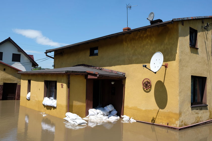 Woda zalała domy w Rybniku przy ul. Skalnej