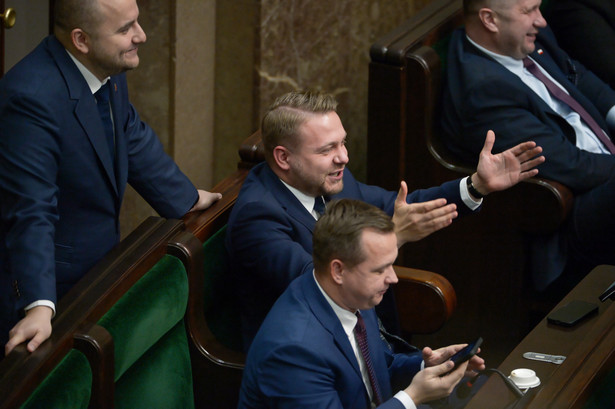 Poseł PiS Jacek Ozdoba (C) na sali obrad Sejmu w Warszawie