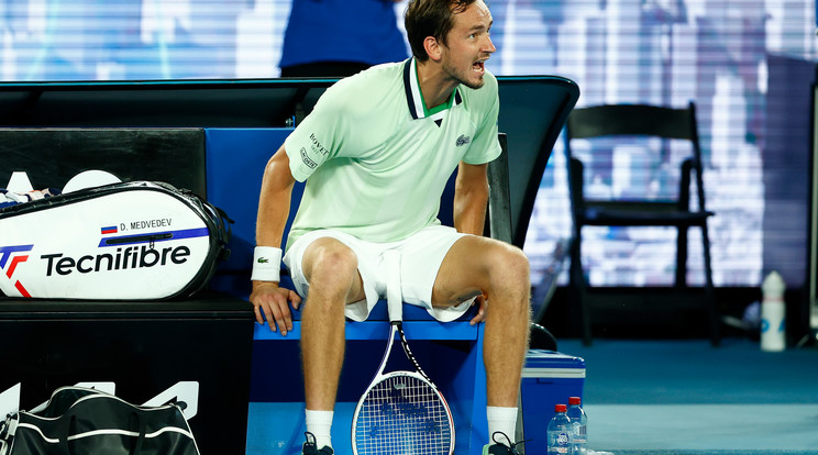 Daniil Medvegyevnél elgurult a gyógyszer, üvöltve kiabált a székbíróval az Australian Open elődöntőjében. / Fotó: GettyImages