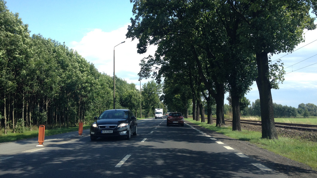 Warszawsko-wrocławskie konsorcjum zaprojektuje Aleję Stabłowicką, czyli łącznik między budowaną obwodnicą Leśnicy a Szpitalem Wojewódzkim przy ul. Fieldorfa oraz przebudowę ul. Kosmonautów we Wrocławiu. Za opracowanie trasy trzeba będzie zapłacić nieco ponad dwa miliony złotych. Na razie nie wiadomo, kiedy ruszy budowa, bo na początku roku inwestycja nie otrzymała dofinansowania z Unii Europejskiej.