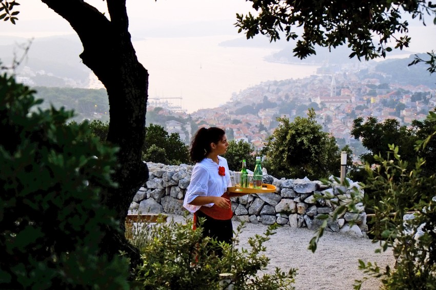 U slučaju da gost oboli, hrana i druge potrepštine dostavljaće se do vrata njegove sobe (foto: ilustracija)
