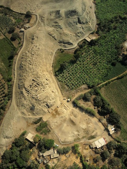 Monumentalna Wak’a Castillo de Huarmey widziana z lotu ptaka