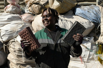 Młoda Kenijka produkuje cegły z plastiku. Przetwarza tony odpadów z całego świata