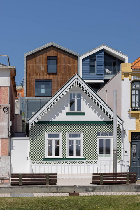 Współczesna rozbudowa domu w portugalskiej miejscowości Costa Nova
