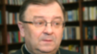 Abp Życiński: uszanujmy decyzję o przeniesieniu krzyża