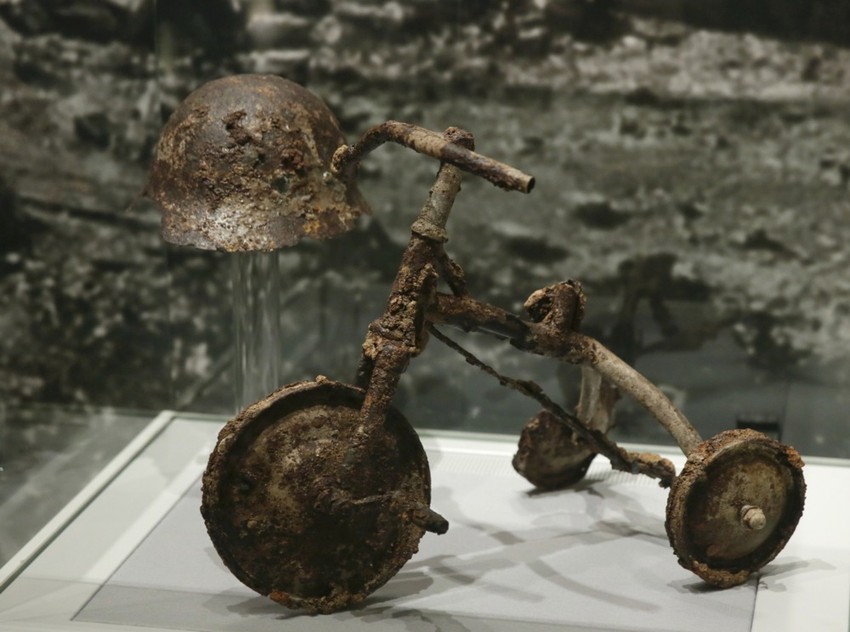 Šlem i tricikl trogodišnjeg Šiničija Tecuje koji je poginuo u eksploziji atomske bombe u Hirošimi u muzeju u Parku mira