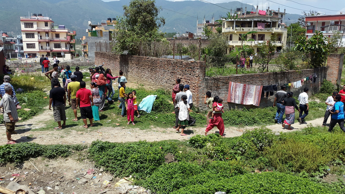 Trzęsienie ziemi o sile 7,4 w skali Richtera nawiedziło dzisiaj Nepal - podały amerykańskie służby geologiczne (USGS). Epicentrum znajduje się w Kodari, 74 km na północny-wschód od stolicy kraju, w pobliżu granicy z Chinami. W stołecznym Katmandu ludzie w panice wybiegli na ulice. Wstrząsy były odczuwalne również w stolicy Indii - Delhi. Zginęło co najmniej kilkadziesiąt osób.