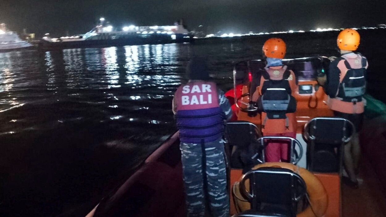 Na snímke zverejnenej Indonézskou národnou pátracou a záchrannou agentúrou (BASARNAS) záchranári hľadajú obete po potopení trajektu smerujúceho na letovisko Bali pri Ketapangu.