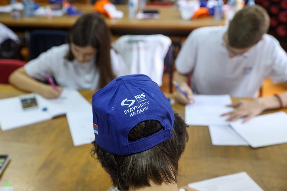 Mladi hemičari za vreme priprema za olimpijadu