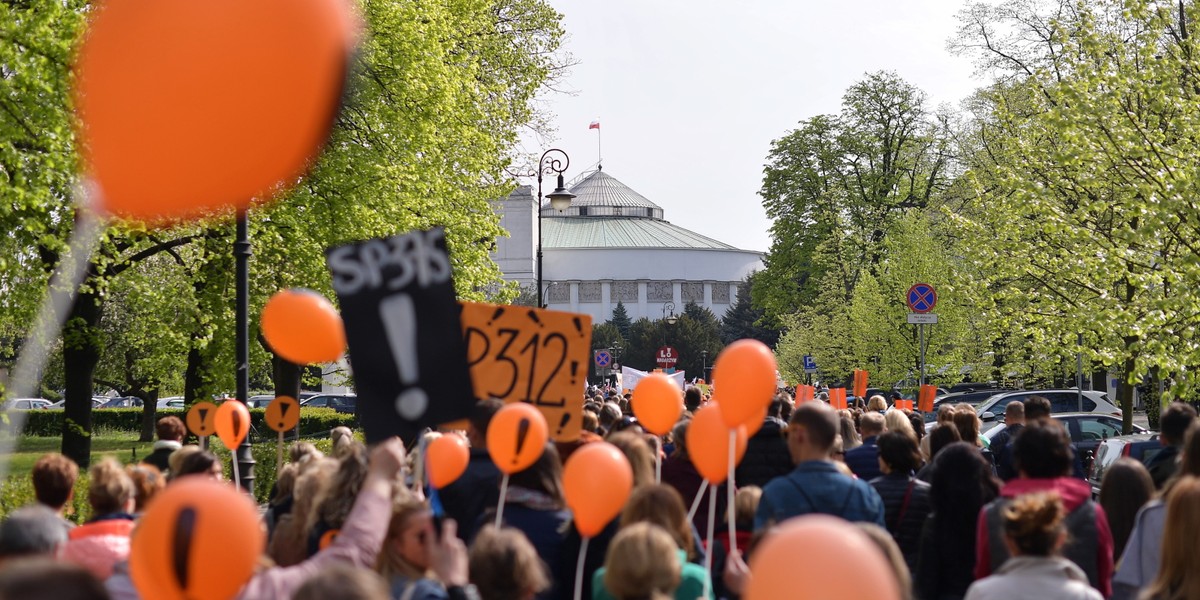 Forum Związków Zawodowych (FZZ) podjęło decyzję o zawieszeniu strajku nauczycieli od soboty 27 kwietnia.