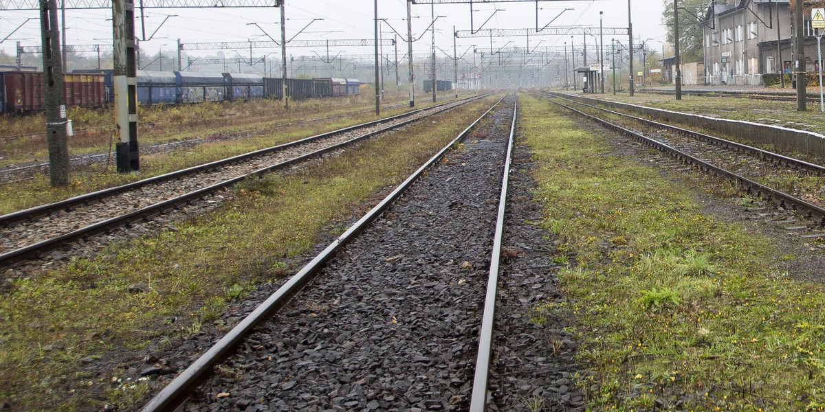 Rzucił butelką w pociąg. Trafił w dziecko!