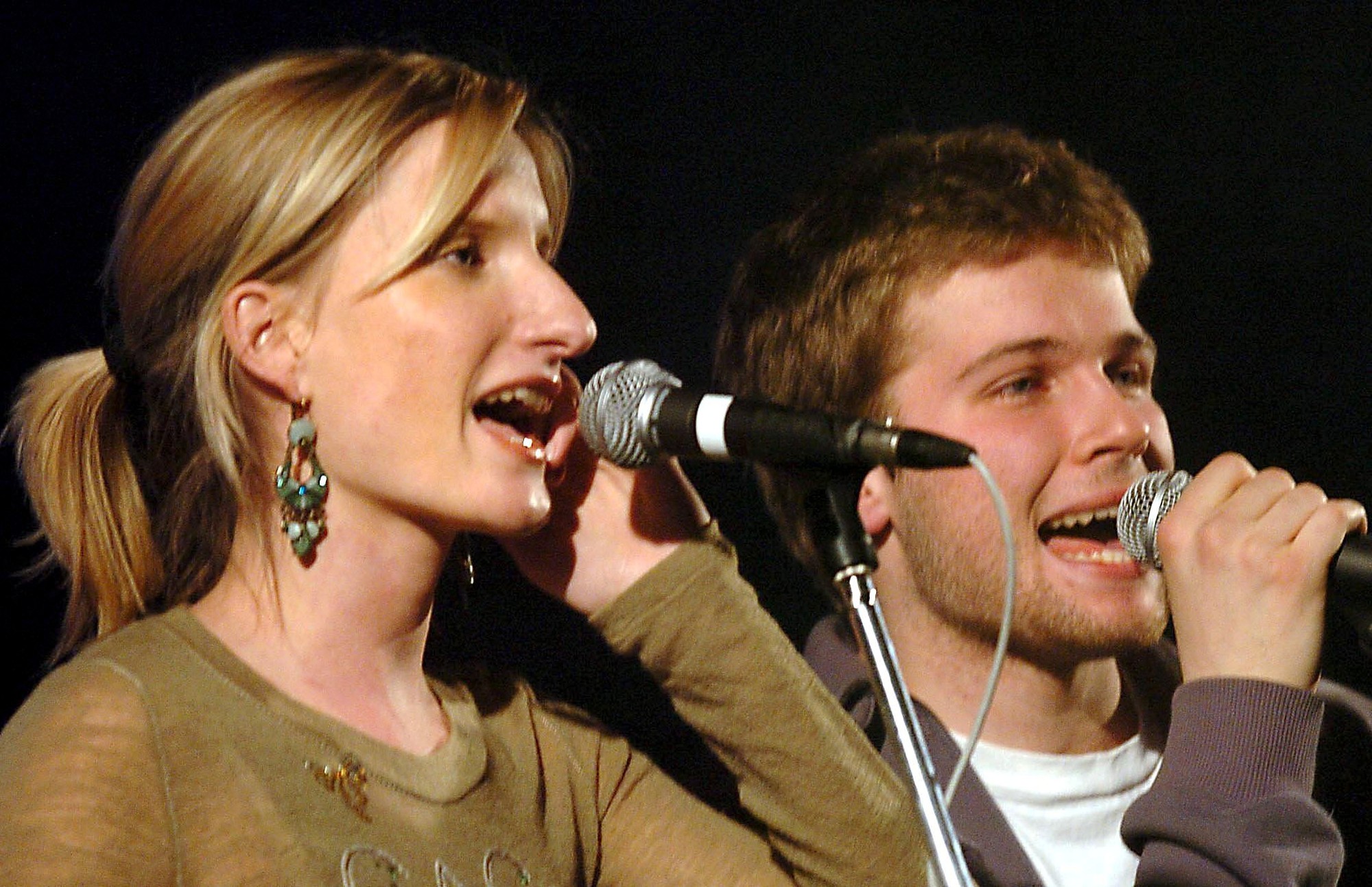 Bezdeda v 2005 zaspieval na turné duet spoločne s Adelou.