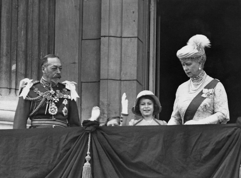 Król Jerzy V z żoną i wnuczką Elżbietą (obecna królowa Wielkiej Brytanii)