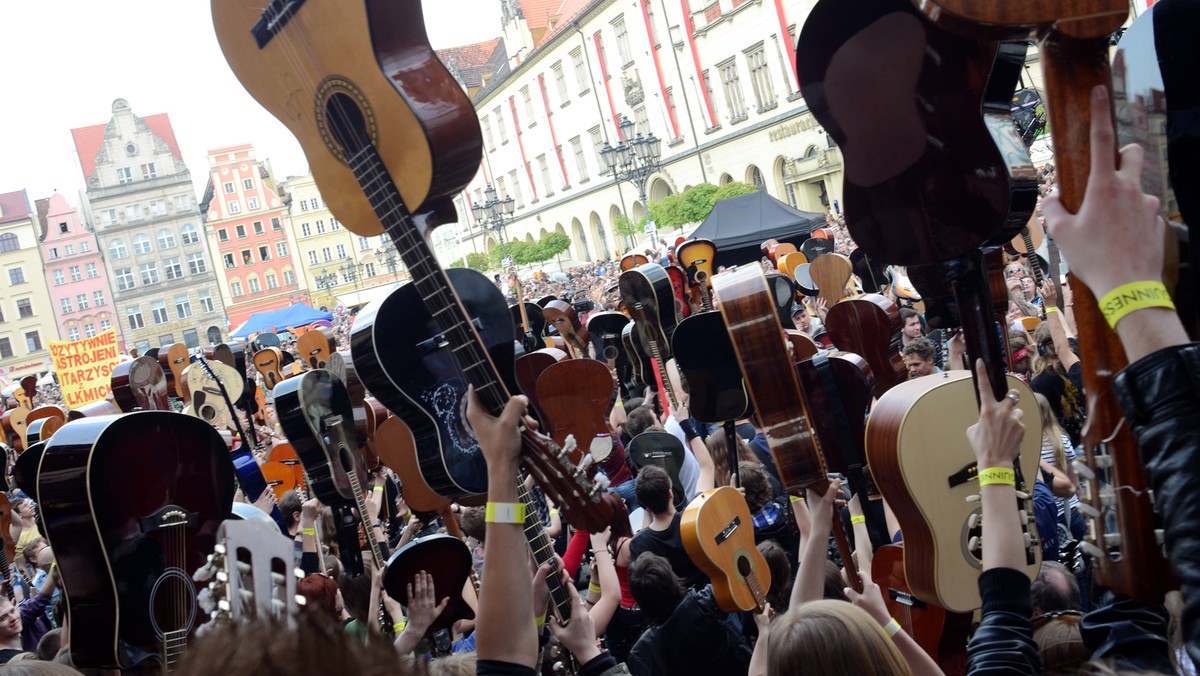 Gitarowy Rekord Guinnessa nie został pobity. Na wrocławskim Rynku w sobotę grało "Hey Joe" Jimi'ego Hendrixa tylko 5601 gitarzystów. To wynik lepszy od tego z 2010 r. (4597 muzyków) ale gorszy od rekordu z 2009 r., kiedy utwór Hendrixa grało 6346 gitarzystów.