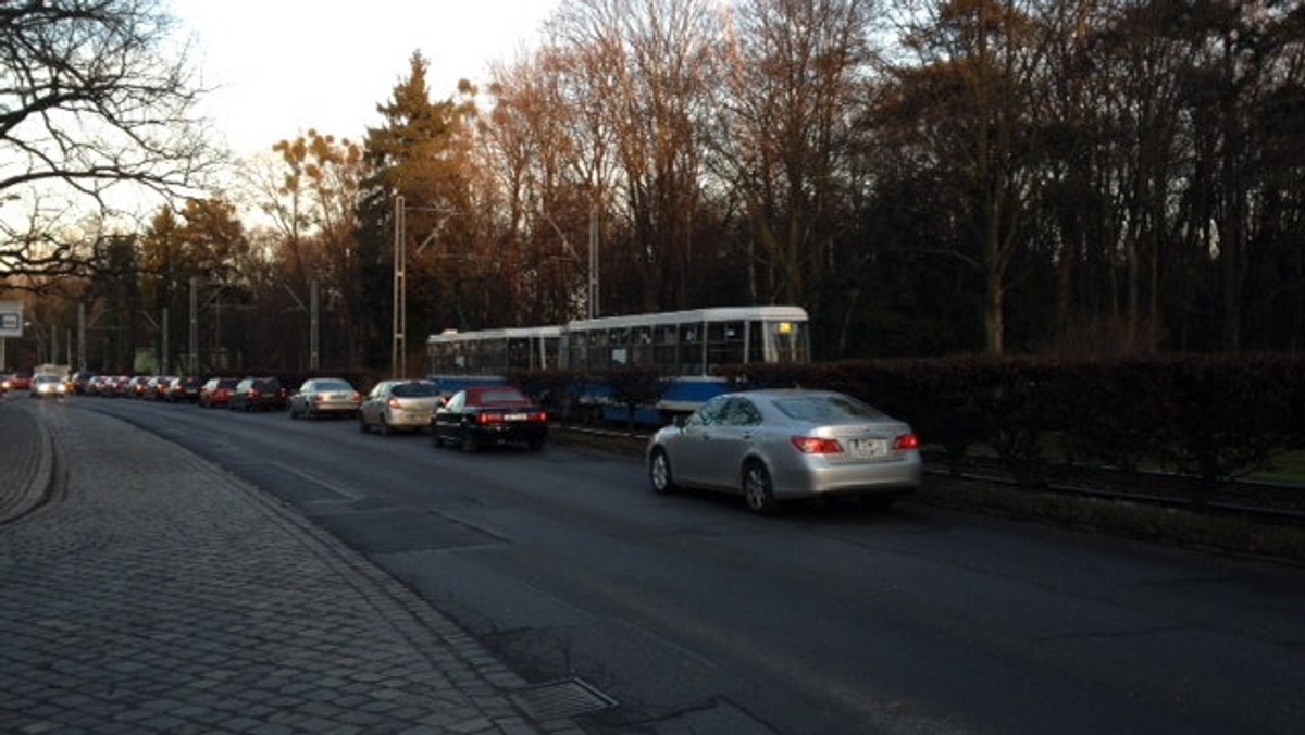 Jeszcze w tym miesiącu ma się rozpocząć remont pętli tramwajowej na Oporowie i fragmentu torowiska. Dodatkowo w ramach inwestycji naprawiona zostanie ul. Grabiszyńska na odcinku od cmentarza do mostu na Ślęzie. Robotami za prawie 12 milionów złotych zajmie się firma Strabag. Umowę z wykonawcą właśnie podpisano.