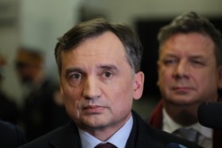 Ziobro show. Prof. Chwedoruk: Walczy dramatycznie