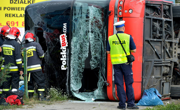 Wypadek Polskiego Busa. Rannych zostało blisko 30 osób. "Zahaczył o latarnię i wjechał do rowu"